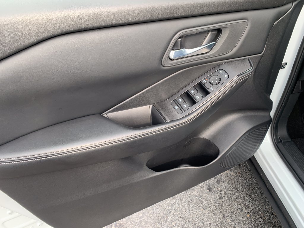 Certified 2025 Nissan Rogue SV FWD image 18