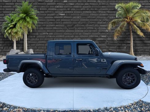 Used 2025 Jeep Gladiator Sport image 3