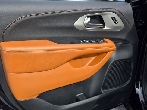 New 2026 Chrysler Pacifica Pinnacle image 8