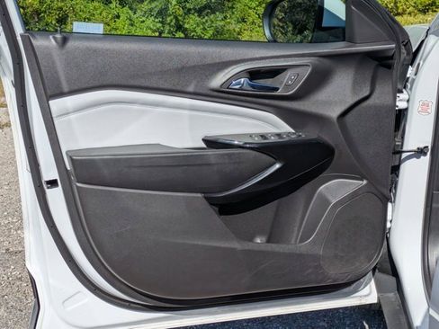 Used 2025 Chevrolet Trax LT w/ LT Convenience Package image 11