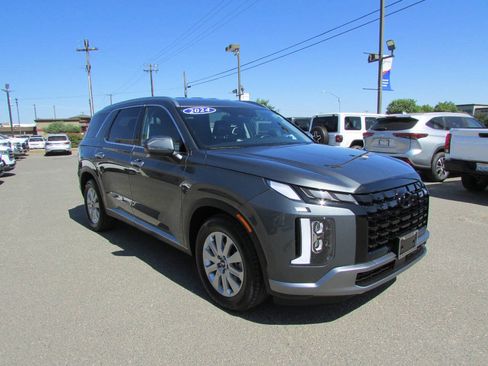 Used 2024 Hyundai Palisade SEL FWD image 2