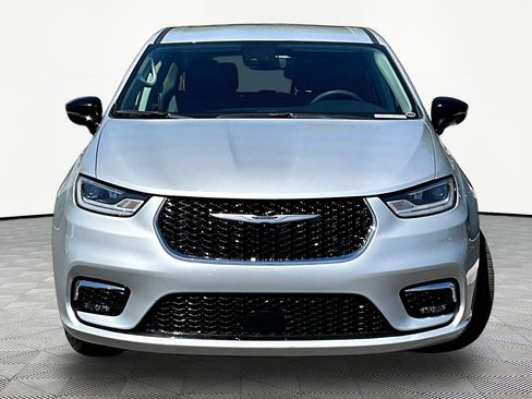 Used 2024 Chrysler Pacifica Touring-L FWD image 2