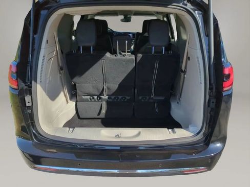 Used 2024 Chrysler Pacifica Limited FWD image 25