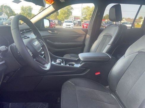 New 2025 Jeep Grand Cherokee Altitude image 5