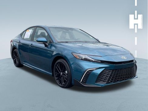 Used 2026 Toyota Camry SE FWD image 1
