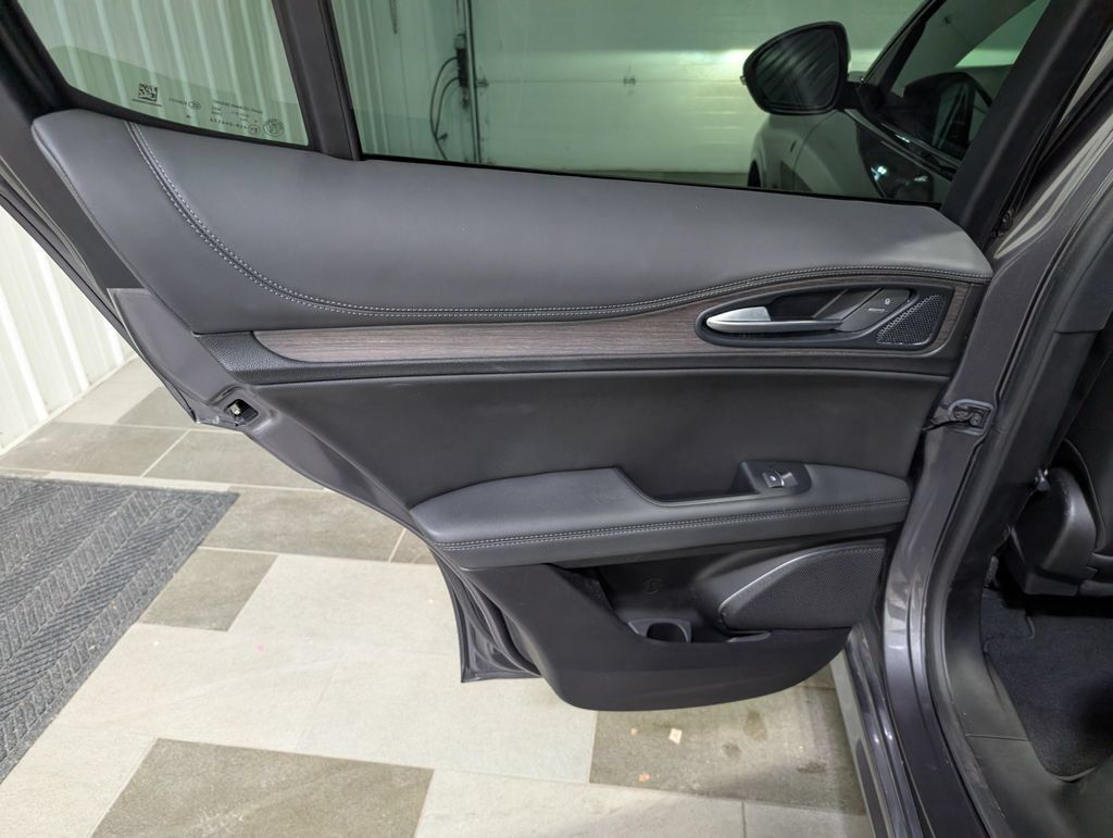 Used 2023 Alfa Romeo Stelvio Ti AWD/4WD image 9