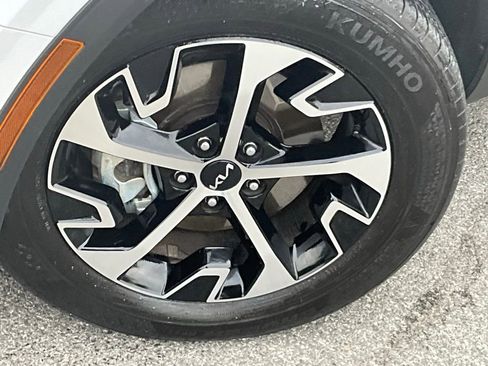 Used 2025 Kia Sportage EX image 2