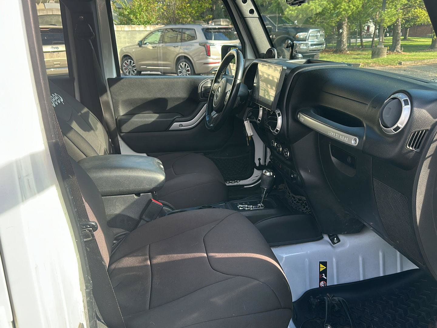 Used 2013 Jeep Wrangler Unlimited Sahara AWD/4WD image 8