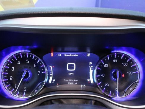 Used 2022 Chrysler Pacifica Touring image 24