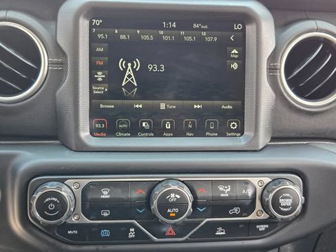 Used 2022 Jeep Wrangler Unlimited Sahara AWD/4WD image 18