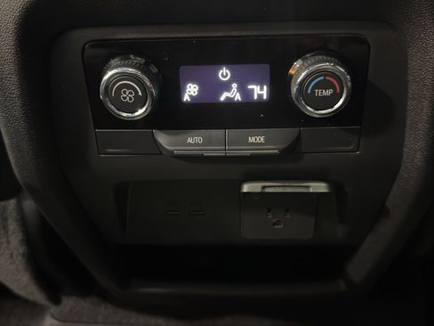 Used 2025 Chevrolet Traverse Z71 AWD/4WD image 15