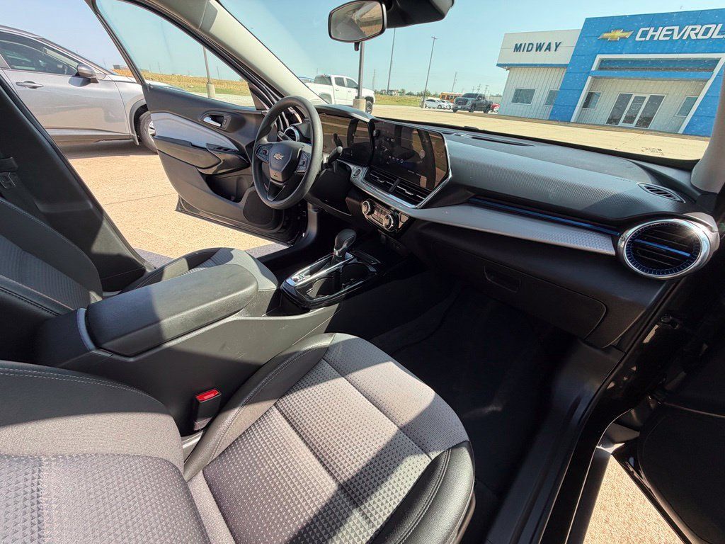Used 2025 Chevrolet Trax LT FWD image 28