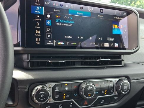 Used 2025 Jeep Wrangler Unlimited Sahara AWD/4WD image 28