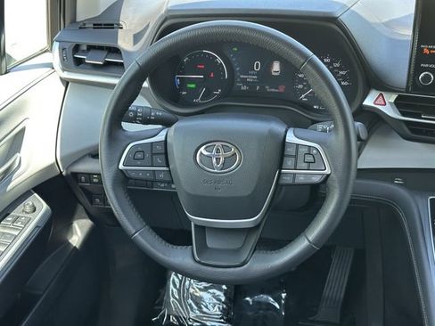 Used 2025 Toyota Sienna XLE FWD image 24