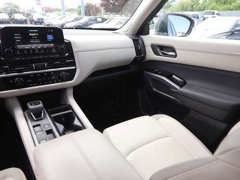 Used 2025 Nissan Pathfinder SL w/ SL Premium Package FWD image 28