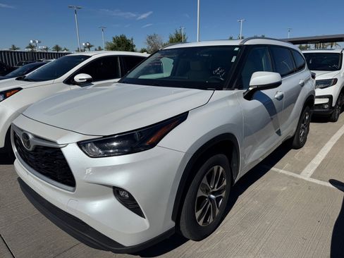 Used 2022 Toyota Highlander XLE image 2