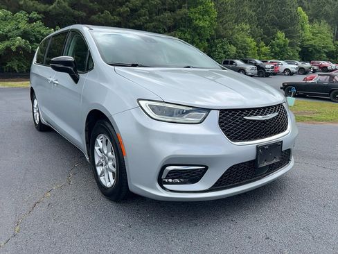 Used 2024 Chrysler Pacifica Touring-L FWD image 3