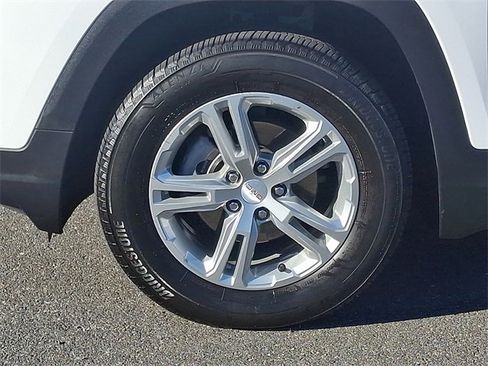 Used 2023 GMC Terrain SLE w/ Driver Convenience Package image 8