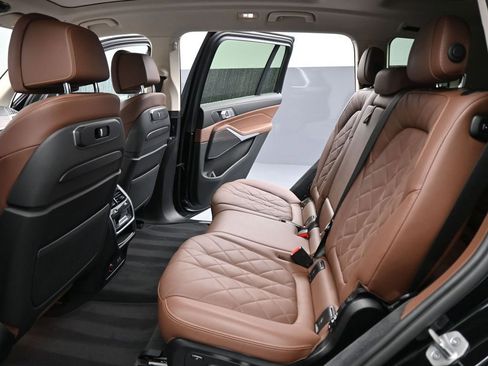 Used 2023 BMW X7 xDrive40i w/ Parking Assistance Package image 18