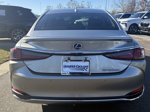 Used 2019 Lexus ES 300h w/ Luxury Package image 9