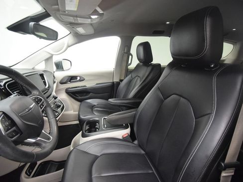 Used 2023 Chrysler Pacifica Touring-L FWD image 17