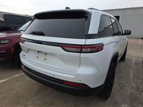 Used 2023 Jeep Grand Cherokee Altitude image 5