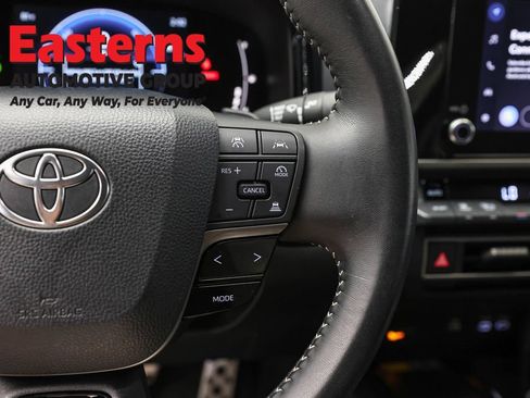 Used 2025 Toyota Camry SE FWD image 15