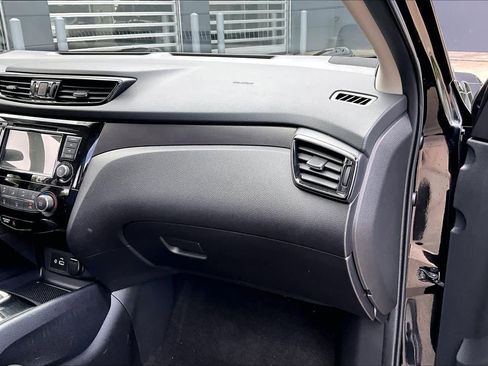 Certified 2021 Nissan Rogue Sport S image 17