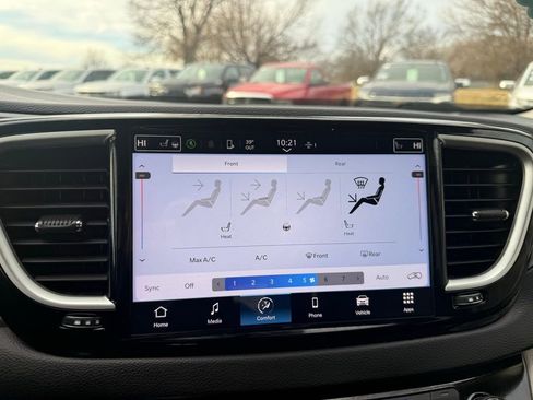 Used 2024 Chrysler Pacifica Touring-L image 22