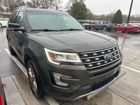 Used 2016 Ford Explorer XLT w/ Equipment Group 202A image 2