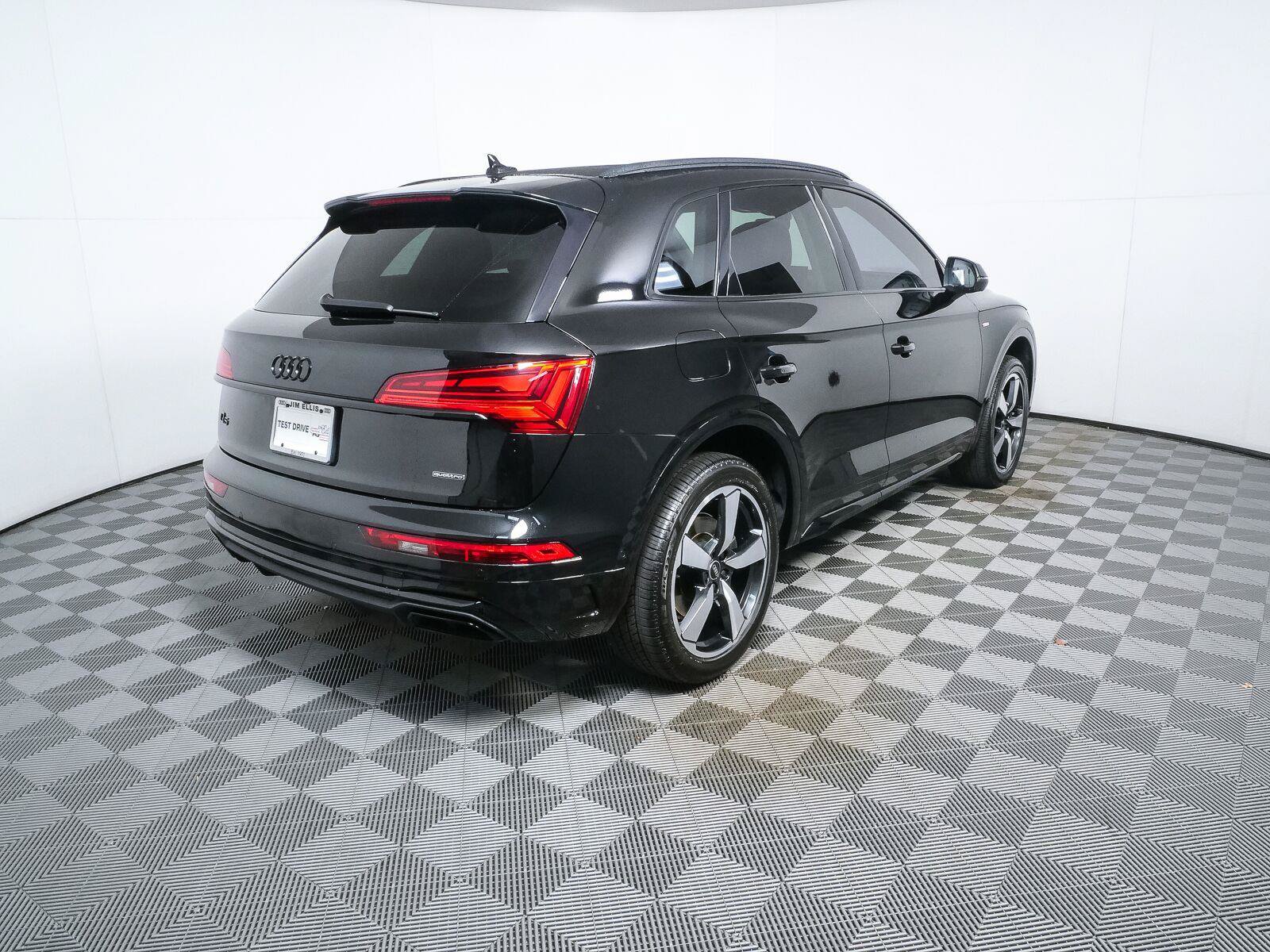 Used 2023 Audi Q5 2.0T Prestige w/ Prestige Package AWD/4WD image 3