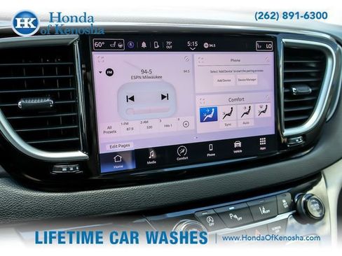 Used 2024 Chrysler Pacifica Touring-L FWD image 16
