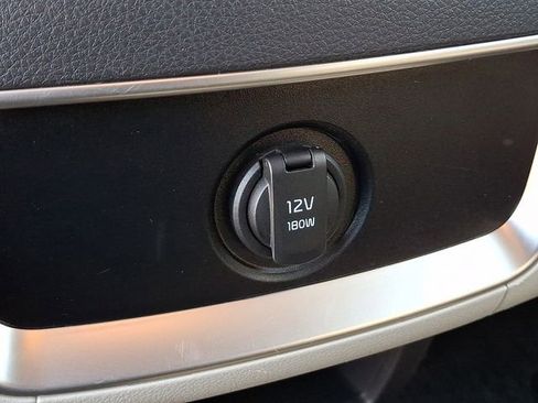 Used 2024 Kia Carnival LX FWD image 11