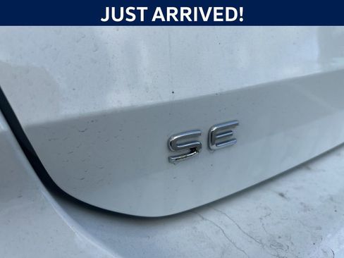 Used 2023 Volkswagen Taos SE w/ Panoramic Sunroof Package FWD image 5