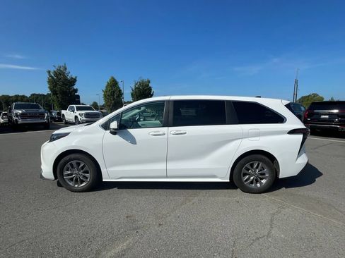 Used 2025 Toyota Sienna LE FWD image 4