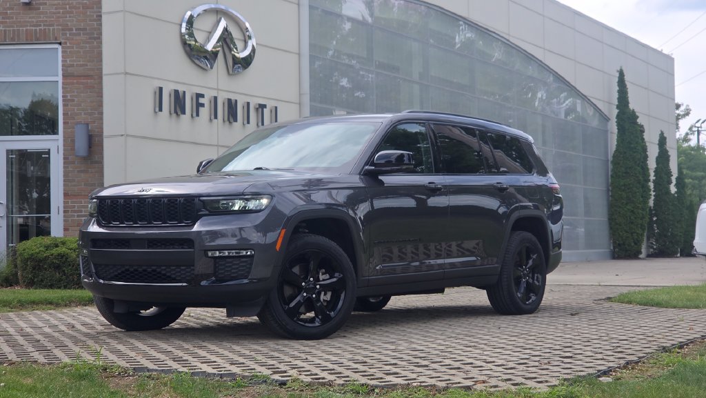Used 2023 Jeep Grand Cherokee L Limited w/ Black Appearance Package AWD/4WD image 2