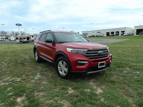 Used 2021 Ford Explorer XLT w/ Equipment Group 202A AWD/4WD image 4
