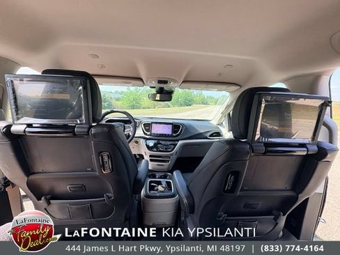 Used 2022 Chrysler Pacifica Touring-L w/ Uconnect Theater Family Group FWD image 12