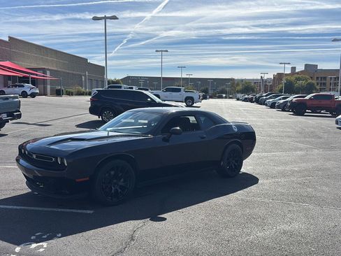 Used 2019 Dodge Challenger SXT image 3