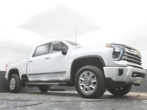 Used 2025 Chevrolet Silverado 2500 High Country w/ Technology Package AWD/4WD image 42
