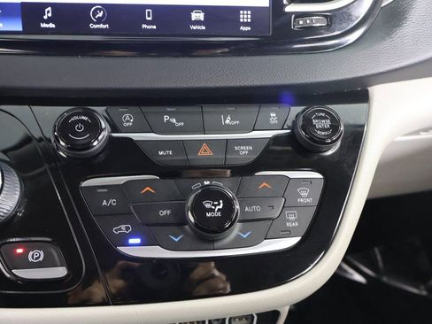 Used 2023 Chrysler Pacifica Touring-L image 48