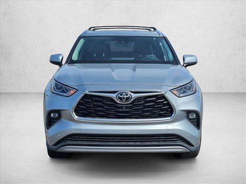 Used 2022 Toyota Highlander Platinum image 2