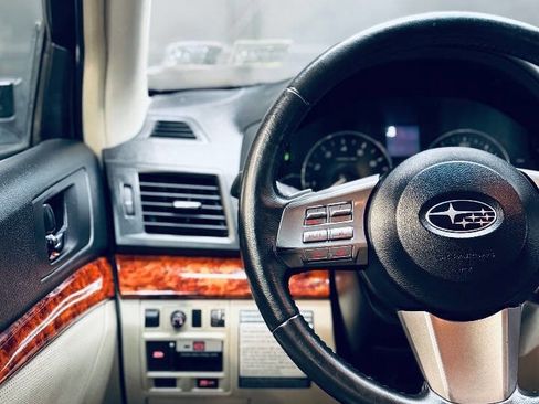 Used 2011 Subaru Outback 2.5i Limited image 13