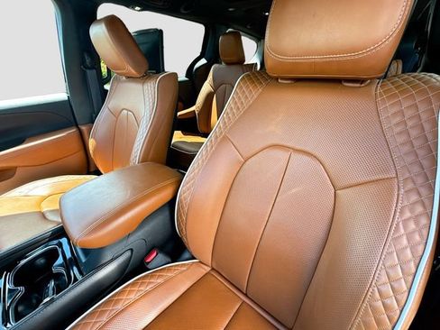 Used 2024 Chrysler Pacifica Pinnacle FWD image 28