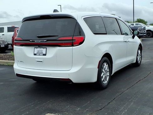 New 2027 Chrysler Pacifica Select FWD image 17