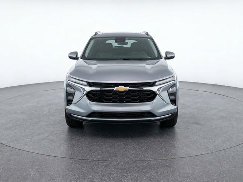 Used 2025 Chevrolet Trax LT w/ LT Convenience Package FWD image 2