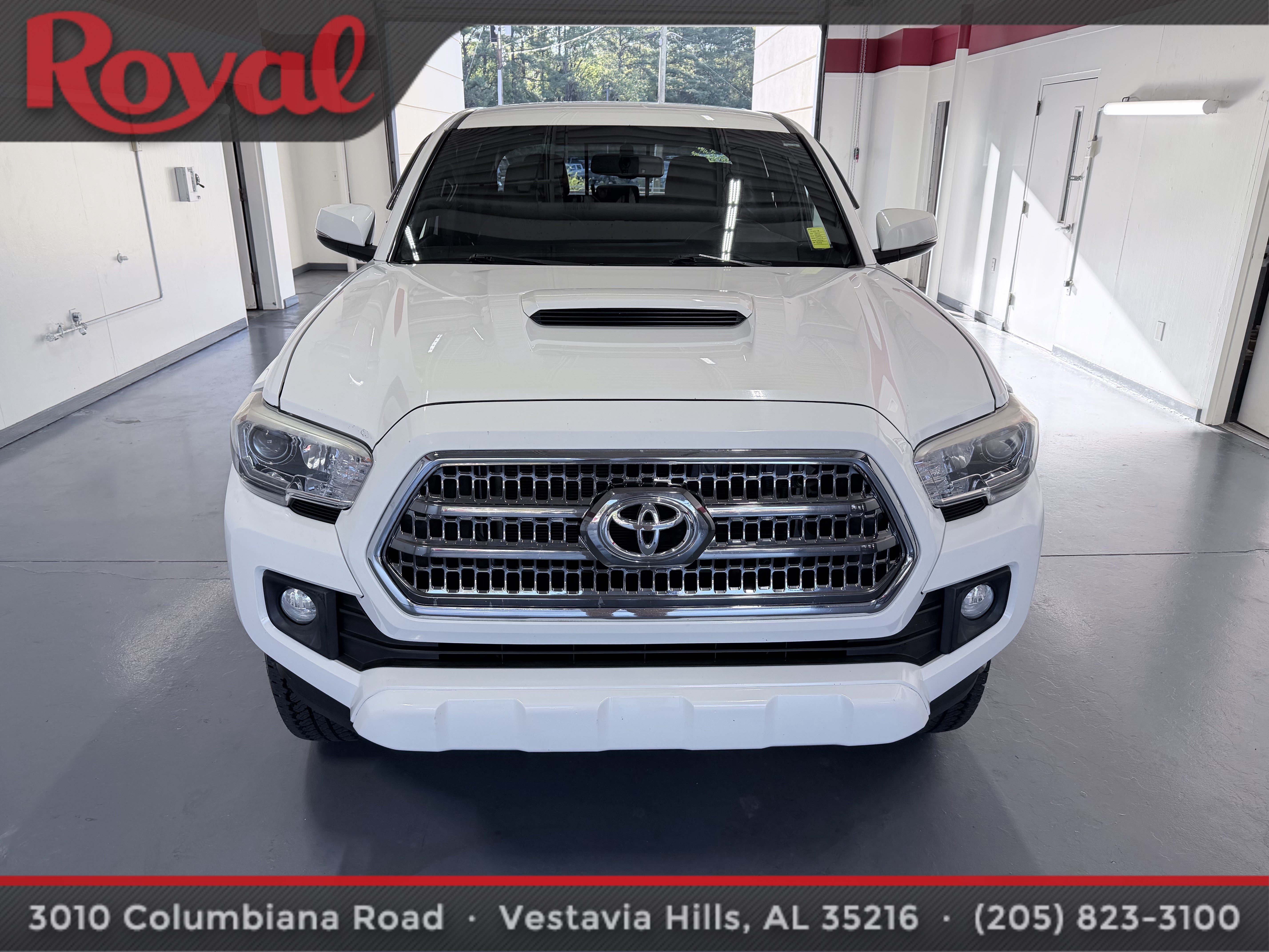 Used 2017 Toyota Tacoma TRD Sport w/ Tow Package RWD image 2