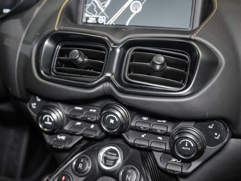 Used 2019 Aston Martin V8 Vantage Coupe image 24