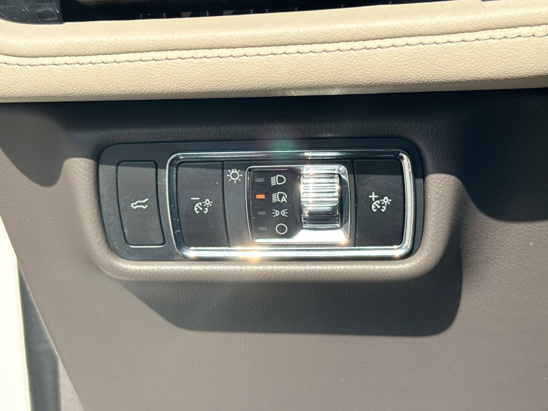 Used 2023 Lincoln Aviator 2WD w/ Premium Package image 32