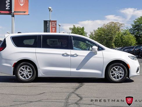 Used 2025 Chrysler Pacifica Select FWD image 17